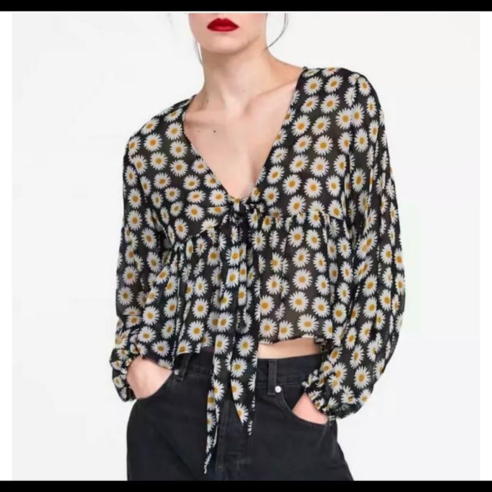 Sz XS Zara Black White Daisy long sleeve blouse